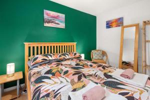 Postel nebo postele na pokoji v ubytování New 1BR Newly Renovated Flat with free parking
