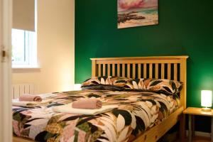 Postel nebo postele na pokoji v ubytování New 1BR Newly Renovated Flat with free parking + 6 fotografií