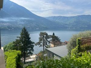 a view of a large body of water with mountains at Casa Onda Parcheggio gratuito in Laglio