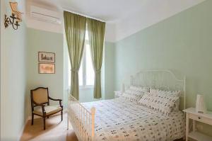 เตียงในห้องที่ Exclusive apartment a few steps from the Spanish Steps