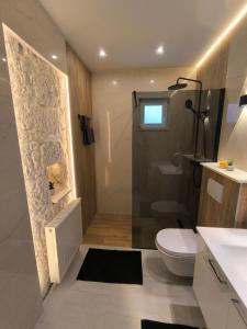 Et badeværelse på Villa Milena with heated pool and jacuzzi