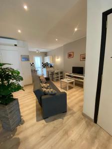 ein Wohnzimmer mit Sofa und Tisch in der Unterkunft Lakeside apartment in Orta San Giulio