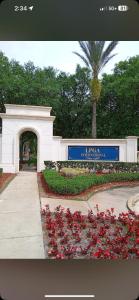 een gebouw met een boog en een bord met bloemen bij Blue River Breeze Guest Suite in Daytona Beach