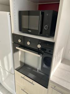 CourcouronnesにあるEden suiteのキッチン(電子レンジ、コンロ付) +21枚の写真