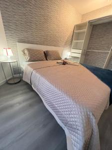 CourcouronnesにあるEden suiteのベッドルーム1室(大型ベッド1台、白い掛け布団付)