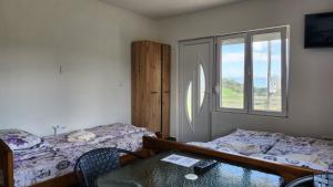 Postel nebo postele na pokoji v ubytování Kuća sa lepim pogledom - porodica Čolović