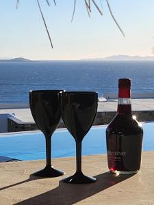 ELLI TROPiCAL LUXURY SUITES SUNSET-INFINITY POOL- SEA SIDE-NEAR CENTER PARKING的酒水