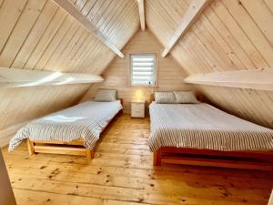 Postel nebo postele na pokoji v ubytování Domeczki Blaneczki - domki nad morzem