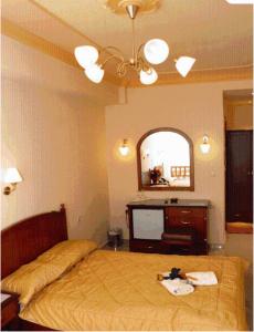 Łóżko lub łóżka w pokoju w obiekcie Hotel Avra
