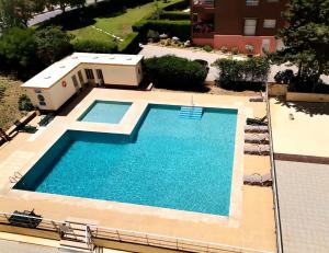 vista sulla piscina di un edificio di Castelos do Mar a Portimão