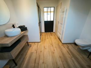 un baño con lavabo e inodoro en Gîte Champagne Philippe Moutardier - Chambre Réserve, en Chézy-sur-Marne