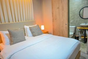 a bedroom with a bed and a bathroom with a sink at Hotel Bahía Azul Manga Cartagena in Cartagena de Indias