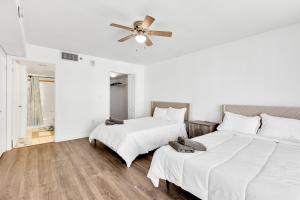 ein Schlafzimmer mit zwei Betten und einem Deckenventilator in der Unterkunft Luxury3 Miami Brickell Stay-Bay View in Miami