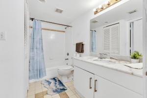 ein weißes Badezimmer mit Toilette und Waschbecken in der Unterkunft Luxury3 Miami Brickell Stay-Bay View in Miami + 13 Fotos