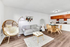 ein Wohnzimmer mit Sofa und Tisch in der Unterkunft Luxury3 Miami Brickell Stay-Bay View in Miami