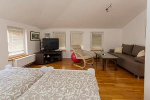 uma sala de estar com uma cama e um sofá em Guesthouse Rota em Mostar