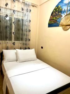 En eller flere senger på et rom på Hotel Asteri