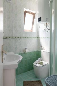 Ένα μπάνιο στο Apartman Sarah +14 φωτογραφίες