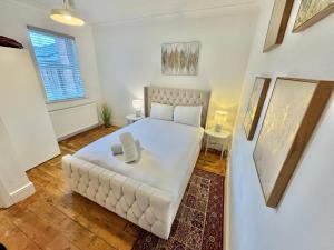 a bedroom with a large white bed in a room at Capstone Escape in Bournemouth