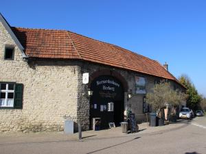 VoerendaalにあるApartment in Ubachsberg near Trailsの看板が貼られた大きなレンガ造りの建物