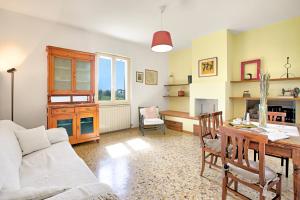 Una sala de estar con una mesa y un comedor. en Cozy Counrtry House, en Terranuova Bracciolini