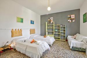 sala de estar con 2 mesas y sofá en Cozy Counrtry House, en Terranuova Bracciolini