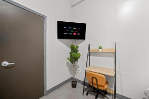 an office with a door and a chair and a desk at Stunning Downtown Apartment with Pool, Laundry, Parking in Dallas
