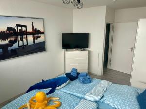 a bedroom with a bed with a stuffed animal on it at Ferienwohnung Moin in Bremerhaven