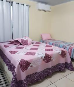 Ένα ή περισσότερα κρεβάτια σε δωμάτιο στο Sobrado 02 quartos próx. Recanto Cataratas Thermas Resort & Convention