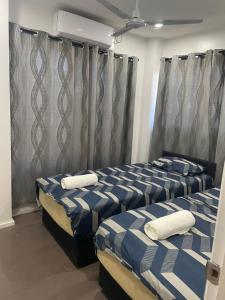 Ένα ή περισσότερα κρεβάτια σε δωμάτιο στο Holiday休闲公寓03