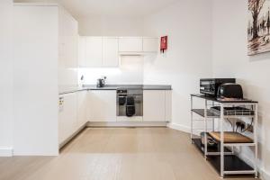 Kuchyň nebo kuchyňský kout v ubytování Spacious 1 bedroom Apartment in St Albans + 4 fotografie