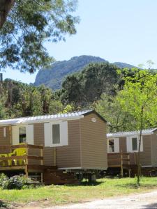 ein paar Mobilheime vor einem Berg in der Unterkunft Camping le Rancho in Argelès-sur-Mer