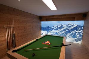 Meja biliard di Luxury Alpine Chalet In Samoëns