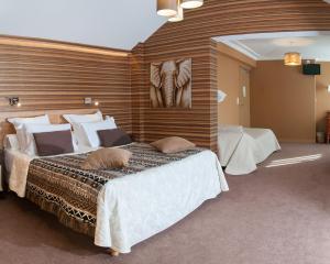 Säng eller sängar i ett rum på Logis Hotel Du Casino Restaurant Le Mathelia