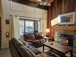 Χώρος καθιστικού στο Tall Pines Retreat condo