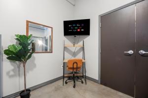 TV/trung tâm giải trí tại Stunning Downtown Apartment with Pool, Laundry, Parking +20 ảnh