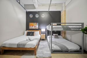 Giường trong phòng chung tại Stunning Downtown Apartment with Pool, Laundry, Parking