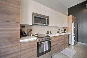 Nhà bếp/bếp nhỏ tại Stunning Downtown Apartment with Pool, Laundry, Parking