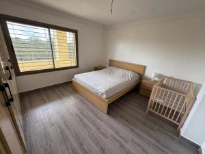 une petite chambre avec un lit et une fenêtre dans l'établissement Zs Farm Kamouni - WIFI Fibre - Jacuzzi on request, à Sidi Allal el Bahraoui 11 autres photos