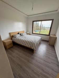 une chambre avec un lit et une grande fenêtre dans l'établissement Zs Farm Kamouni - WIFI Fibre - Jacuzzi on request, à Sidi Allal el Bahraoui