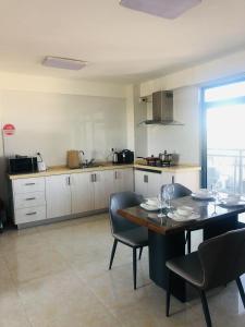 Una cocina o kitchenette en wailoaloa CC 泳池公寓