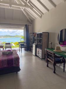 Rúm í herbergi á Carribbean Hill - Stunning View and infinity pool