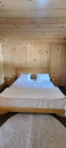 En eller flere senge i et værelse på Ecotourism Huts Kumrat