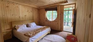 En eller flere senge i et værelse på Ecotourism Huts Kumrat