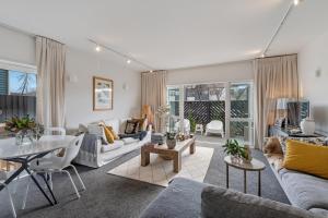 una sala de estar con un sofá y una mesa en Central City Comfort and Style, en Christchurch
