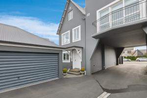 una puerta de garaje en una casa con entrada en Central City Comfort and Style, en Christchurch