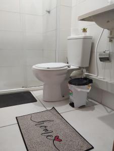 Et badeværelse på Apartamento com 3 quartos,piscinas de terça a quinta feira livre, garagem,portaria 24hrs