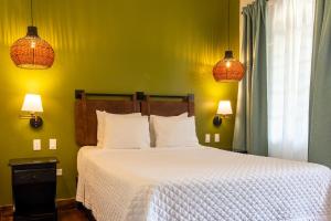 Rúm í herbergi á Travellers Beach Resort