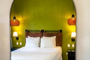 Rúm í herbergi á Travellers Beach Resort