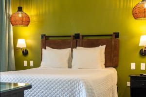 Rúm í herbergi á Travellers Beach Resort